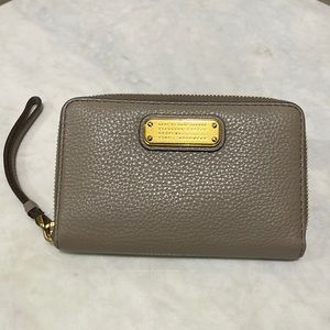 Marc by Marc Jacobs wallet wristlet pebble leather taupe like new